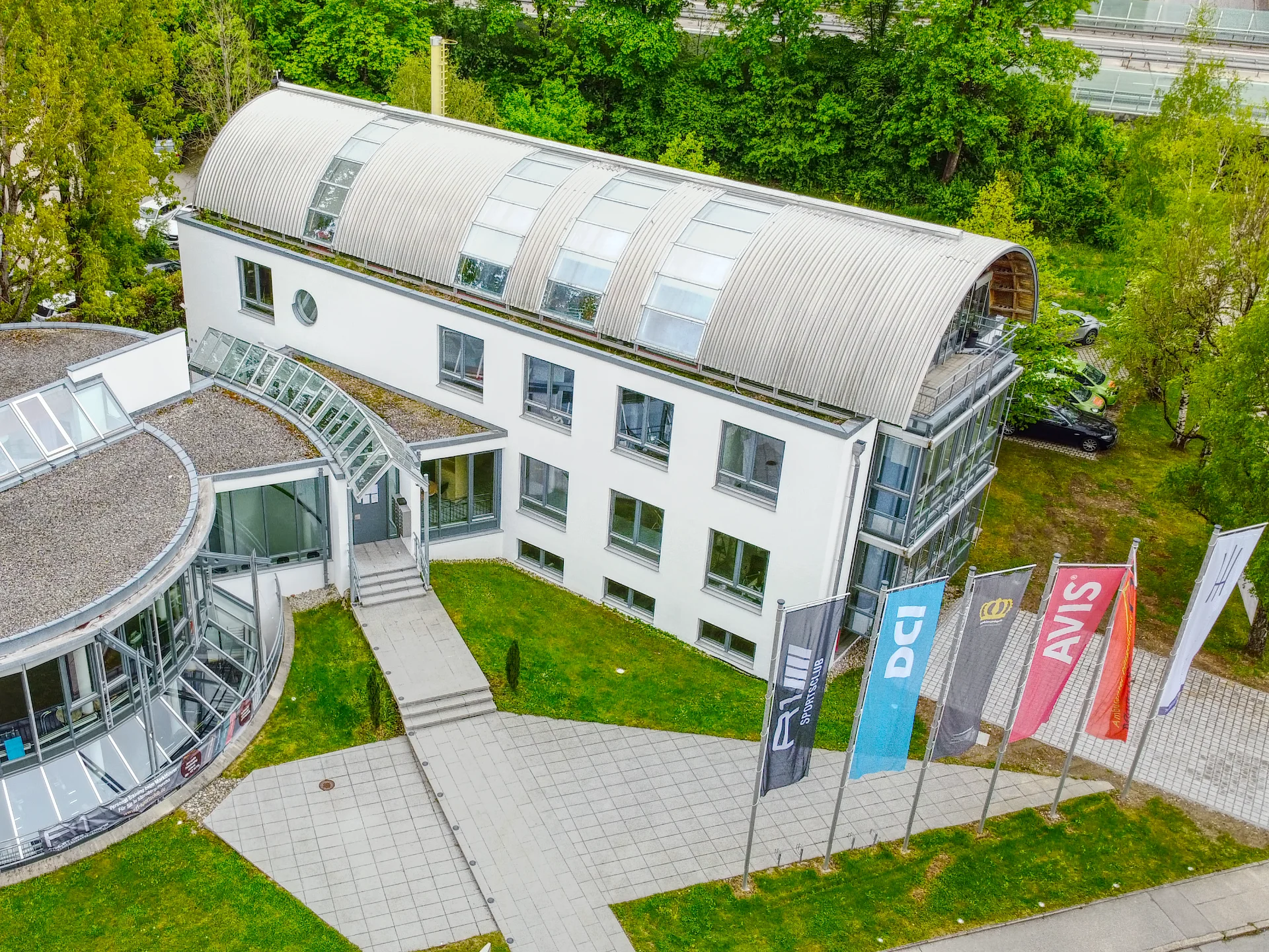 Außenaufnahme (Drohne) eines Bürogebäudes im Starnberger Ortsteil Percha mit Aluminium-Kuppeldach