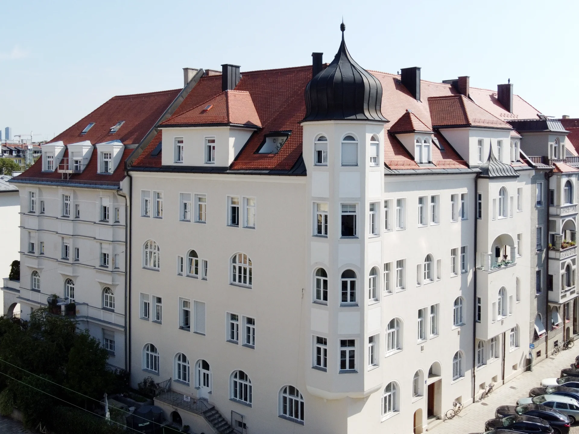 Außenaufnahme (Drohne) eines denkmalgeschützten, viergeschossigen Walmdach-Eckbaus in deutscher Renaissanceform mit Erkerturm und Erker