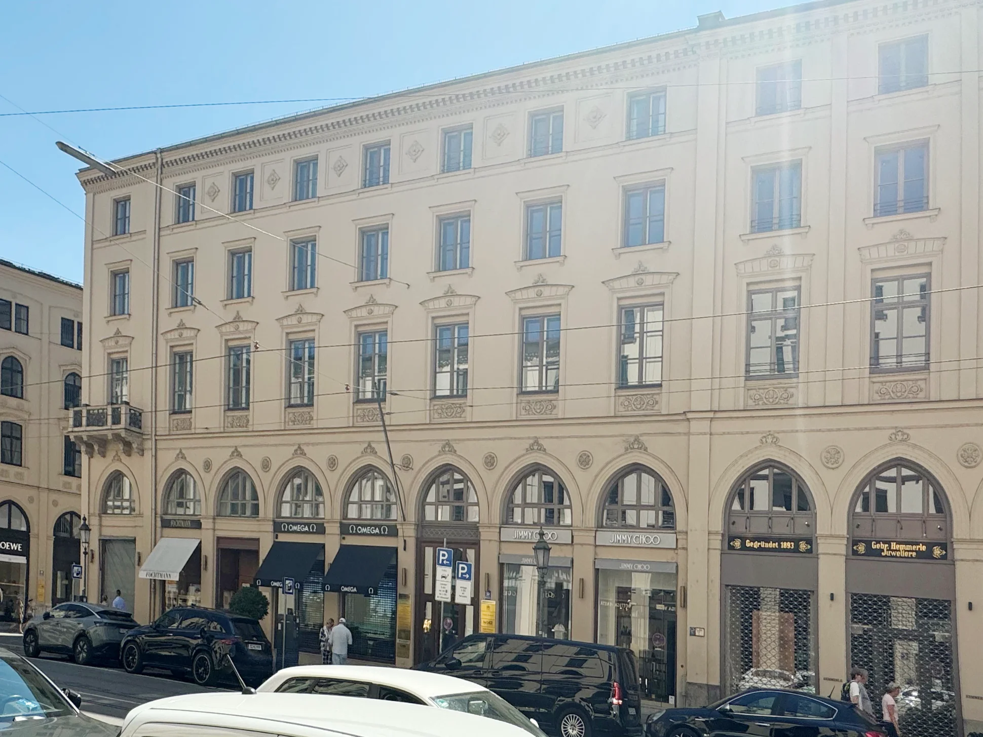 Außenaufnahme von der Straßenseite des Haylerblock in der Maximilianstraße. Denkmalschutz (Maximilianstil, gebaut/entworfen von Friedrich Bürklein)