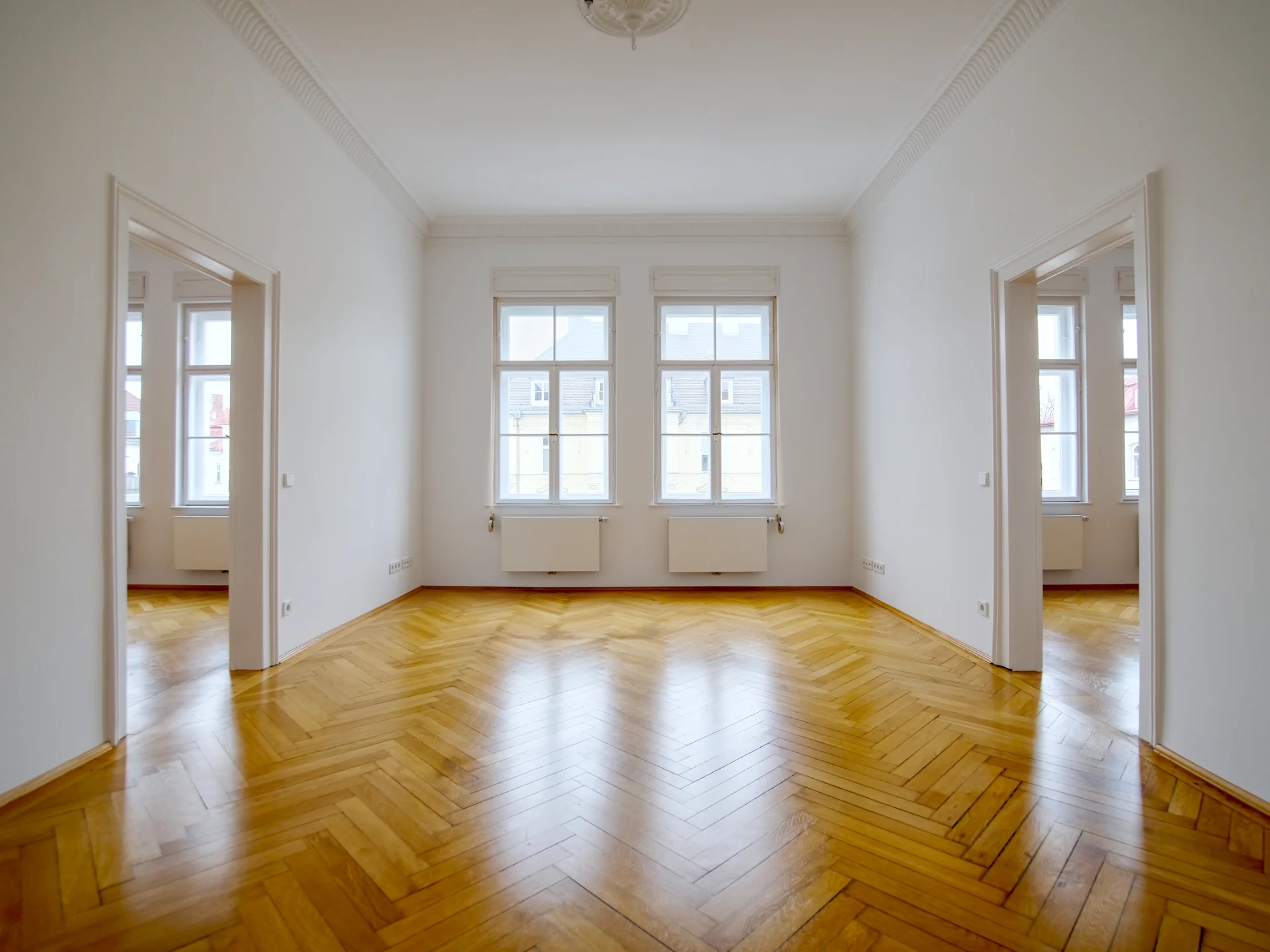 Innenaufnahme, einer Gründerzeit-Villa mit Holzgrät-Parkett, Stuckarbeiten und Flügeltüren beidseitig