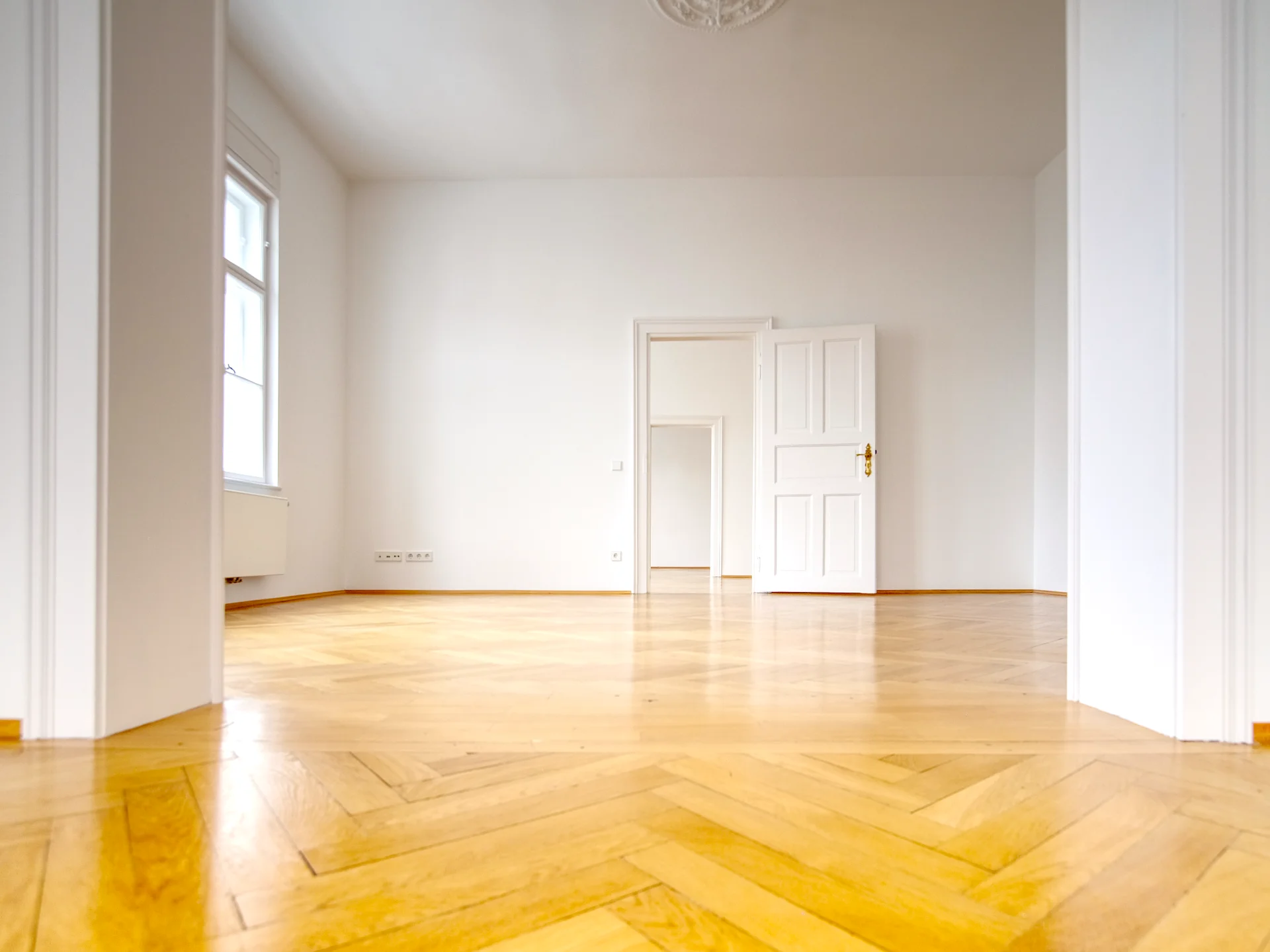 Innenaufnahme, einer Gründerzeit-Villa mit Holzgrät-Parkett, Stuckarbeiten, Flucht