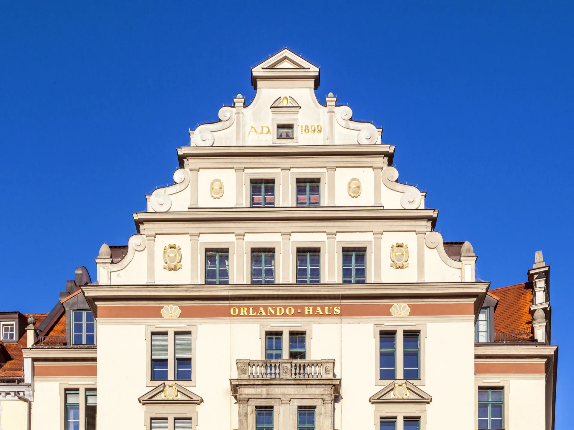 Außenaufnahme denkmalgeschützter Orlando-Block, am Platzl, fünfgeschossiger Eckbau mit Erdgeschossarkaden; Gestaltung in Formen der deutschen Renaissance, erbaut von Jakob Heilmann und Max Littmann, 1898/99